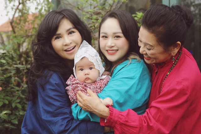 Mẹ ruột một nữ NSND làng nhạc: Thời trẻ nức tiếng tài sắc, U90 vẫn trẻ đẹp kinh ngạc- Ảnh 9. Mẹ ruột một nữ NSND làng nhạc: Thời trẻ nức tiếng tài sắc, U90 vẫn trẻ đẹp kinh ngạc- Ảnh 9.