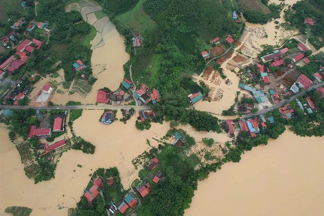 Lạng Sơn: Mưa lớn kéo dài nhiều nơi bị ngập sâu, lực lượng chức năng xuyên đêm cứu hộ- Ảnh 1. Lạng Sơn: Mưa lớn kéo dài nhiều nơi bị ngập sâu, lực lượng chức năng xuyên đêm cứu hộ- Ảnh 1.
