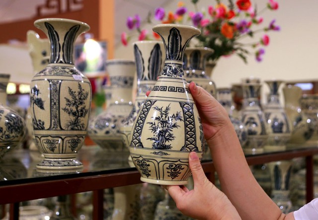 Cách sử dụng lọ hoa gốm nghệ thuật để trang trí nhà, giúp không gian sống của bạn đẹp, tươi mới, hài hòa và đầy sức sống- Ảnh 3. Cách sử dụng lọ hoa gốm nghệ thuật để trang trí nhà, giúp không gian sống của bạn đẹp, tươi mới, hài hòa và đầy sức sống- Ảnh 3.