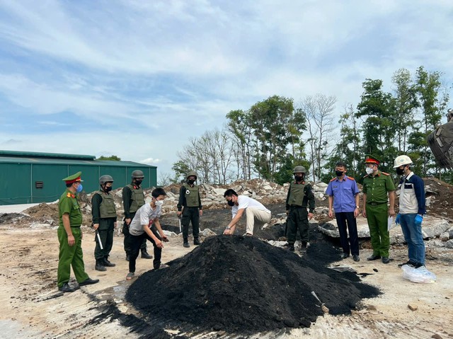 Hà Nội: Thủ đoạn của nhóm đối tượng chôn, lấp hơn 1.600 tấn chất thải công nghiệp trái phép - Ảnh 1. Hà Nội: Thủ đoạn của nhóm đối tượng chôn, lấp hơn 1.600 tấn chất thải công nghiệp trái phép - Ảnh 1.