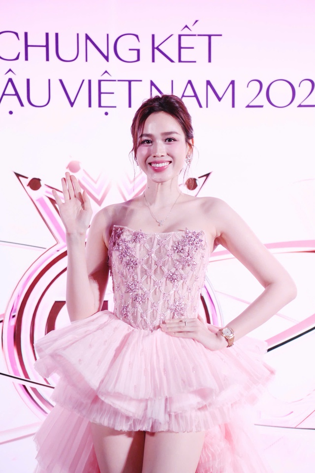 Thảm đỏ Hoa hậu Việt Nam 2024: Đỗ Thị Hà, Trần Tiểu Vy và dàn chân dài so kè nhan sắc - Ảnh 4. Thảm đỏ Hoa hậu Việt Nam 2024: Đỗ Thị Hà, Trần Tiểu Vy và dàn chân dài so kè nhan sắc - Ảnh 4.