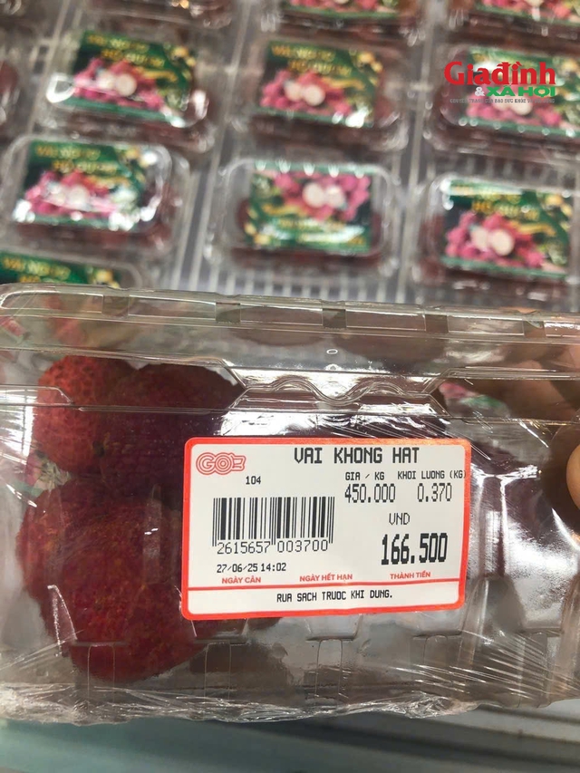 Loại vải giá bán hơn nửa triệu/kg: Cung không đủ cầu, dân Hà thành xếp hàng đợi mua- Ảnh 3. Loại vải giá bán hơn nửa triệu/kg: Cung không đủ cầu, dân Hà thành xếp hàng đợi mua- Ảnh 3.