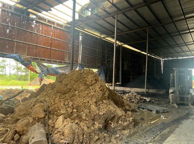 Hà Nội: Thủ đoạn của nhóm đối tượng chôn, lấp hơn 1.600 tấn chất thải công nghiệp trái phép - Ảnh 3. Hà Nội: Thủ đoạn của nhóm đối tượng chôn, lấp hơn 1.600 tấn chất thải công nghiệp trái phép - Ảnh 3.