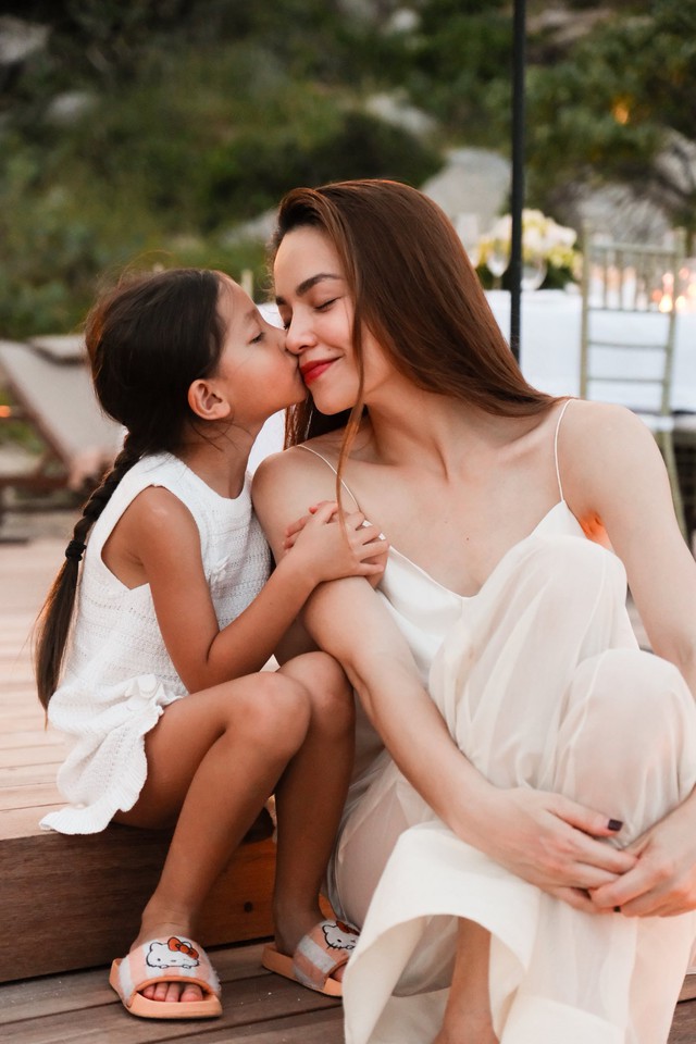 Cặp song sinh nhà Hồ Ngọc Hà gây thương nhớ bởi vóc dáng thừa hưởng từ bố mẹ- Ảnh 6. Cặp song sinh nhà Hồ Ngọc Hà gây thương nhớ bởi vóc dáng thừa hưởng từ bố mẹ- Ảnh 6.