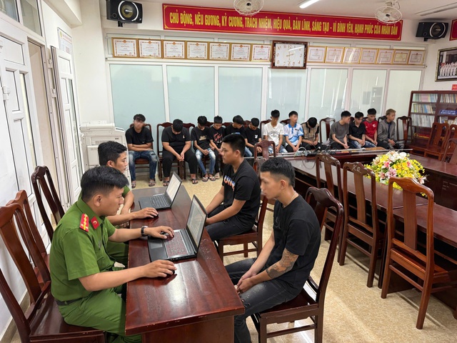 Mang theo hung khí 'diễu phố', 11 thanh thiếu niên bị xử lý- Ảnh 1. Mang theo hung khí 'diễu phố', 11 thanh thiếu niên bị xử lý- Ảnh 1.
