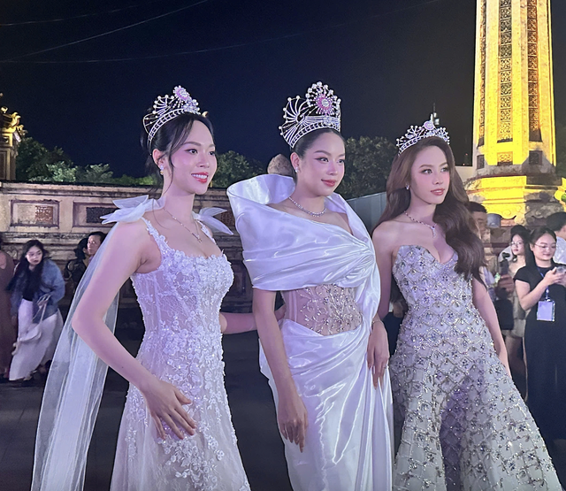 Thảm đỏ Hoa hậu Việt Nam 2024: Đỗ Thị Hà, Trần Tiểu Vy và dàn chân dài so kè nhan sắc - Ảnh 3. Thảm đỏ Hoa hậu Việt Nam 2024: Đỗ Thị Hà, Trần Tiểu Vy và dàn chân dài so kè nhan sắc - Ảnh 3.