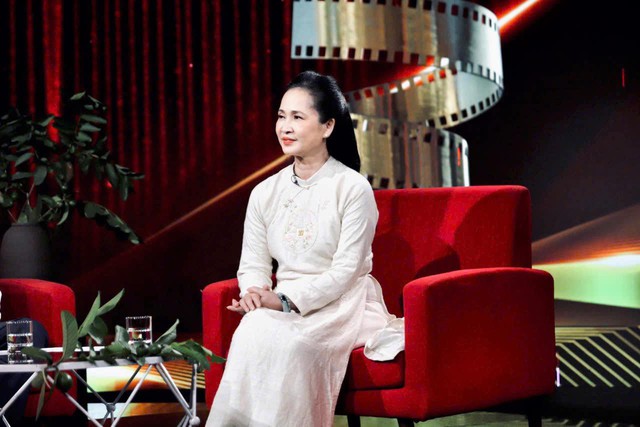 Nữ diễn viên trong vai bà giám đốc đang gây tranh cãi trong 'Dịu dàng màu nắng', tuổi U70 cuộc sống hôn nhân khiến nhiều người ngưỡng mộ- Ảnh 7. Nữ diễn viên trong vai bà giám đốc đang gây tranh cãi trong 'Dịu dàng màu nắng', tuổi U70 cuộc sống hôn nhân khiến nhiều người ngưỡng mộ- Ảnh 7.