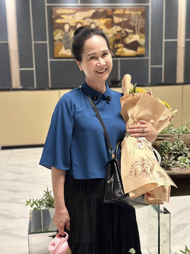 Nữ diễn viên trong vai bà giám đốc đang gây tranh cãi trong 'Dịu dàng màu nắng', tuổi U70 cuộc sống hôn nhân khiến nhiều người ngưỡng mộ- Ảnh 13. Nữ diễn viên trong vai bà giám đốc đang gây tranh cãi trong 'Dịu dàng màu nắng', tuổi U70 cuộc sống hôn nhân khiến nhiều người ngưỡng mộ- Ảnh 13.