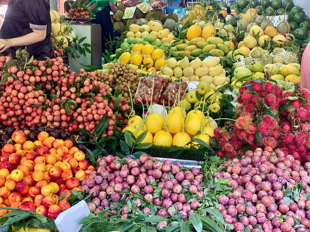 Mận hậu giảm giá sâu chỉ còn vài nghìn đồng/kg bán đổ đống đầy thị trường - Ảnh 6. Mận hậu giảm giá sâu chỉ còn vài nghìn đồng/kg bán đổ đống đầy thị trường - Ảnh 6.