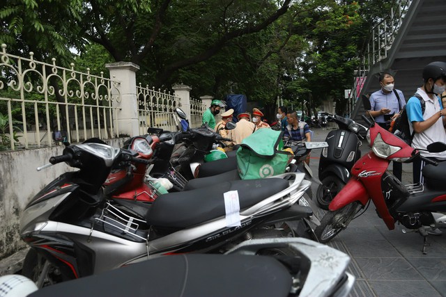 Loạt phương tiện 'leo' lên vỉa hè ở Hà Nội bị xử lý- Ảnh 12. Loạt phương tiện 'leo' lên vỉa hè ở Hà Nội bị xử lý- Ảnh 12.