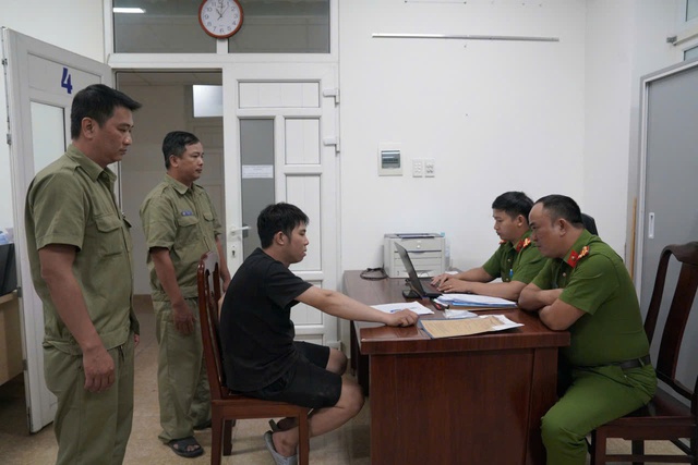 Mang dao xông vào nhà cướp dây chuyền vàng của người phụ nữ- Ảnh 1. Mang dao xông vào nhà cướp dây chuyền vàng của người phụ nữ- Ảnh 1.