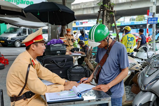Loạt phương tiện 'leo' lên vỉa hè ở Hà Nội bị xử lý- Ảnh 7. Loạt phương tiện 'leo' lên vỉa hè ở Hà Nội bị xử lý- Ảnh 7.
