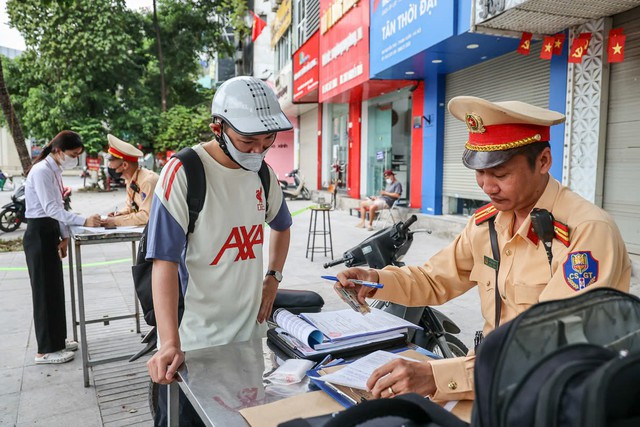 Loạt phương tiện 'leo' lên vỉa hè ở Hà Nội bị xử lý- Ảnh 8. Loạt phương tiện 'leo' lên vỉa hè ở Hà Nội bị xử lý- Ảnh 8.