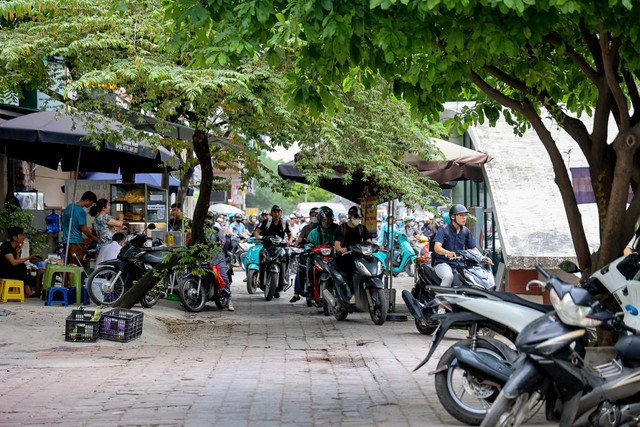 Loạt phương tiện 'leo' lên vỉa hè ở Hà Nội bị xử lý- Ảnh 10. Loạt phương tiện 'leo' lên vỉa hè ở Hà Nội bị xử lý- Ảnh 10.