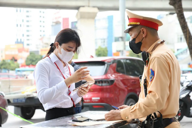 Loạt phương tiện 'leo' lên vỉa hè ở Hà Nội bị xử lý- Ảnh 6. Loạt phương tiện 'leo' lên vỉa hè ở Hà Nội bị xử lý- Ảnh 6.