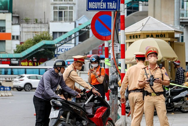 Loạt phương tiện 'leo' lên vỉa hè ở Hà Nội bị xử lý- Ảnh 9. Loạt phương tiện 'leo' lên vỉa hè ở Hà Nội bị xử lý- Ảnh 9.