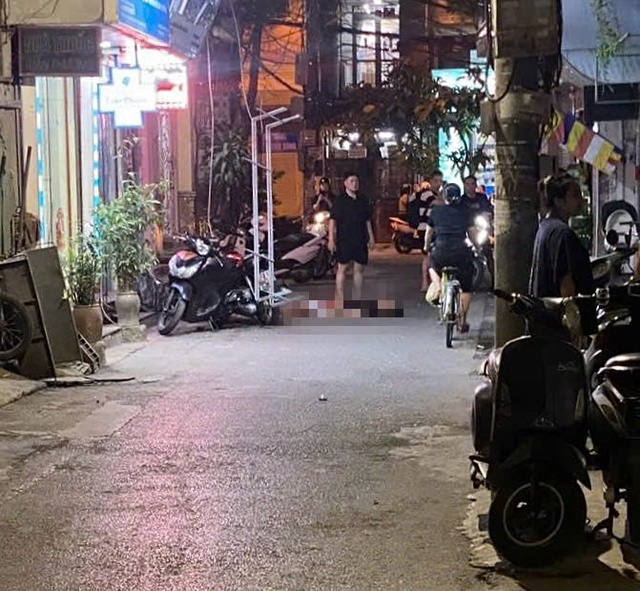 Hà Nội: Nam thanh niên nhảy từ tầng 4 xuống đất sau cuộc cãi vã- Ảnh 1. Hà Nội: Nam thanh niên nhảy từ tầng 4 xuống đất sau cuộc cãi vã- Ảnh 1.