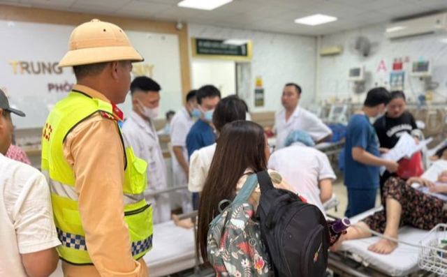 CSGT dùng xe chuyên dụng đưa cháu bé bị co giật đi cấp cứu kịp thời- Ảnh 1. CSGT dùng xe chuyên dụng đưa cháu bé bị co giật đi cấp cứu kịp thời- Ảnh 1.