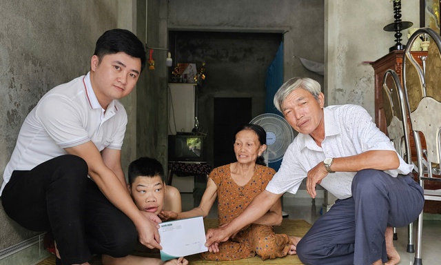 Tấm lòng bạn đọc Báo Sức khỏe và Đời sống đến với hoàn cảnh mẹ già chăm con bại liệt ở Huế - Ảnh 1.