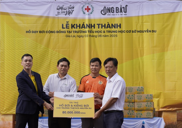 dai-dien-quy-phat-trien-tai-nang-viet-trao-tai-tro-cho-truong-tieu-hoc-va-trung-hoc-co-so-nguyen-du-17489992151121048058470.jpg