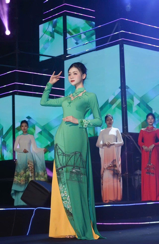 NTK Hương Vải kể chuyện Kinh kỳ - Phố Hiến bằng thời trang- Ảnh 3. NTK Hương Vải kể chuyện Kinh kỳ - Phố Hiến bằng thời trang- Ảnh 3.
