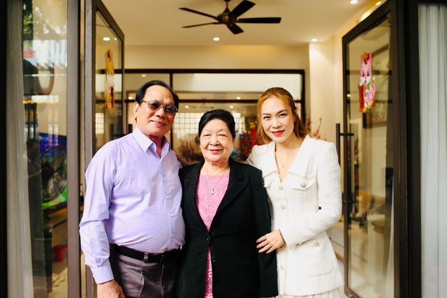 Thân thế kín tiếng của mẹ ruột Mỹ Tâm: Hoa khôi xứ Quảng một thời, tuổi xế chiều an hưởng hạnh phúc- Ảnh 4. Thân thế kín tiếng của mẹ ruột Mỹ Tâm: Hoa khôi xứ Quảng một thời, tuổi xế chiều an hưởng hạnh phúc- Ảnh 4.