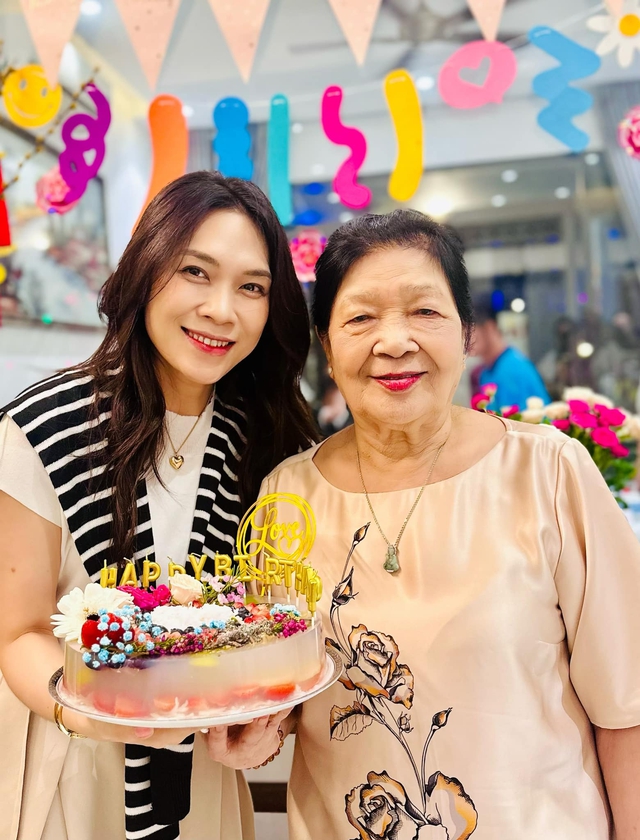 Thân thế kín tiếng của mẹ ruột Mỹ Tâm: Hoa khôi xứ Quảng một thời, tuổi xế chiều an hưởng hạnh phúc- Ảnh 8. Thân thế kín tiếng của mẹ ruột Mỹ Tâm: Hoa khôi xứ Quảng một thời, tuổi xế chiều an hưởng hạnh phúc- Ảnh 8.
