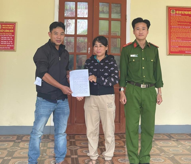 Người phụ nữ bất ngờ nhận số tiền gần 900 triệu đồng- Ảnh 1. Người phụ nữ bất ngờ nhận số tiền gần 900 triệu đồng- Ảnh 1.