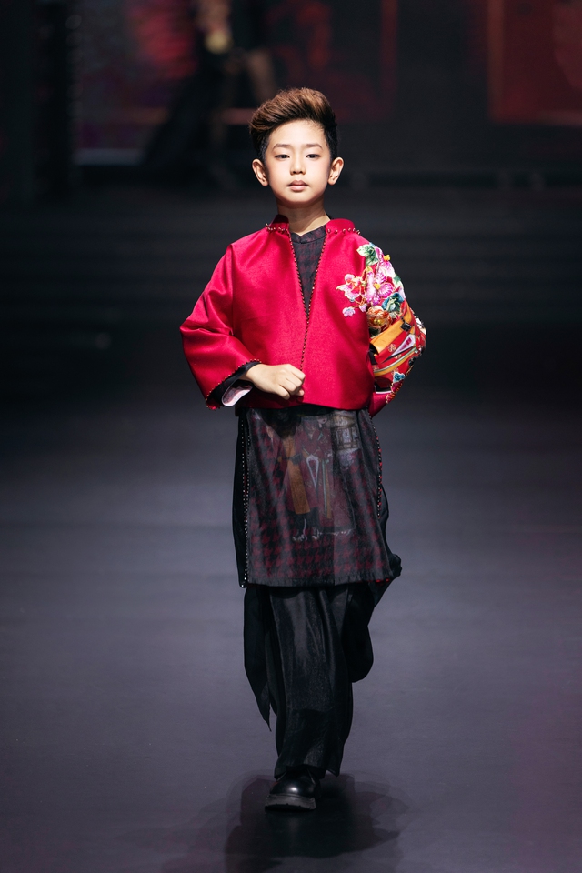 Thần thái trên sàn catwalk 'đỉnh nóc' của Nam vương nhí 8 tuổi Bùi Khâu Minh Triết- Ảnh 2. Thần thái trên sàn catwalk 'đỉnh nóc' của Nam vương nhí 8 tuổi Bùi Khâu Minh Triết- Ảnh 2.