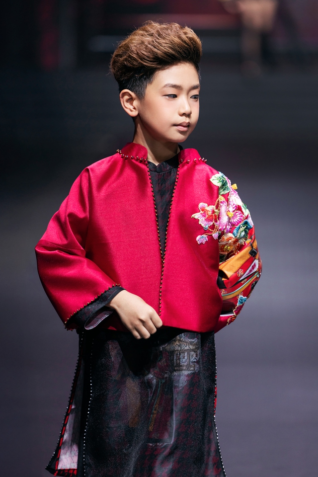 Thần thái trên sàn catwalk 'đỉnh nóc' của Nam vương nhí 8 tuổi Bùi Khâu Minh Triết- Ảnh 1. Thần thái trên sàn catwalk 'đỉnh nóc' của Nam vương nhí 8 tuổi Bùi Khâu Minh Triết- Ảnh 1.