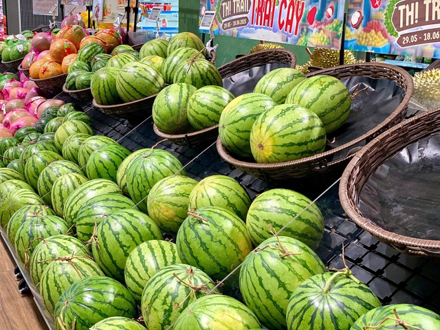 Tiểu thương lý giải nguyên nhân dưa hấu bán tràn ngập thị trường giá chỉ 5.000 đồng/kg, - Ảnh 8. Tiểu thương lý giải nguyên nhân dưa hấu bán tràn ngập thị trường giá chỉ 5.000 đồng/kg, - Ảnh 8.