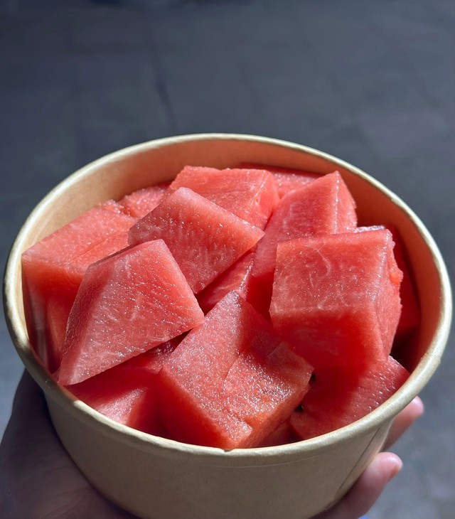 Tiểu thương lý giải nguyên nhân dưa hấu bán tràn ngập thị trường giá chỉ 5.000 đồng/kg, - Ảnh 11. Tiểu thương lý giải nguyên nhân dưa hấu bán tràn ngập thị trường giá chỉ 5.000 đồng/kg, - Ảnh 11.