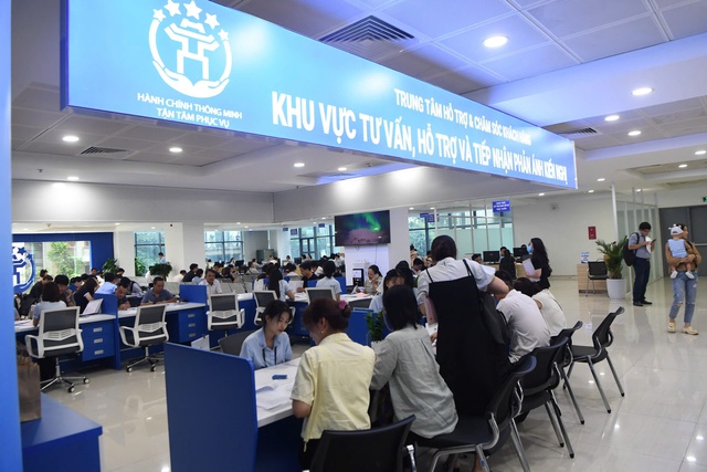Người dân Hà Nội làm thủ tục thuận tiện trong ngày đầu vận hành chính quyền 2 cấp - Ảnh 2. Người dân Hà Nội làm thủ tục thuận tiện trong ngày đầu vận hành chính quyền 2 cấp - Ảnh 2.