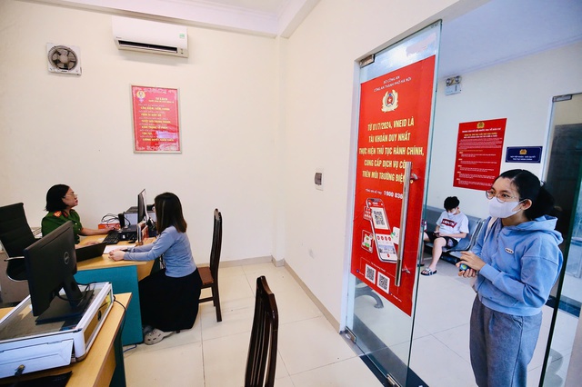 Người dân Hà Nội làm thủ tục thuận tiện trong ngày đầu vận hành chính quyền 2 cấp - Ảnh 4. Người dân Hà Nội làm thủ tục thuận tiện trong ngày đầu vận hành chính quyền 2 cấp - Ảnh 4.