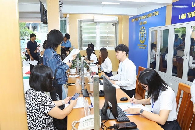 Người dân Hà Nội làm thủ tục thuận tiện trong ngày đầu vận hành chính quyền 2 cấp - Ảnh 8. Người dân Hà Nội làm thủ tục thuận tiện trong ngày đầu vận hành chính quyền 2 cấp - Ảnh 8.