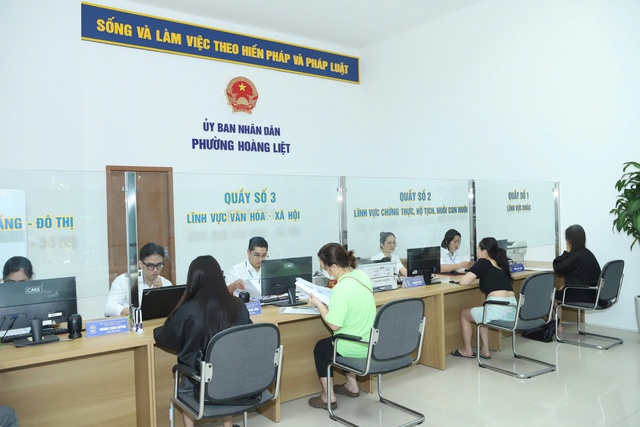 Người dân Hà Nội làm thủ tục thuận tiện trong ngày đầu vận hành chính quyền 2 cấp - Ảnh 6. Người dân Hà Nội làm thủ tục thuận tiện trong ngày đầu vận hành chính quyền 2 cấp - Ảnh 6.