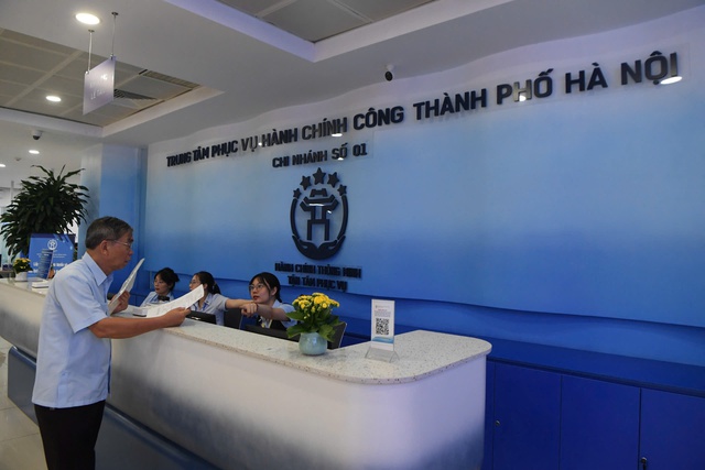 Người dân Hà Nội làm thủ tục thuận tiện trong ngày đầu vận hành chính quyền 2 cấp - Ảnh 11. Người dân Hà Nội làm thủ tục thuận tiện trong ngày đầu vận hành chính quyền 2 cấp - Ảnh 11.