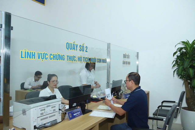 Người dân Hà Nội làm thủ tục thuận tiện trong ngày đầu vận hành chính quyền 2 cấp - Ảnh 7. Người dân Hà Nội làm thủ tục thuận tiện trong ngày đầu vận hành chính quyền 2 cấp - Ảnh 7.