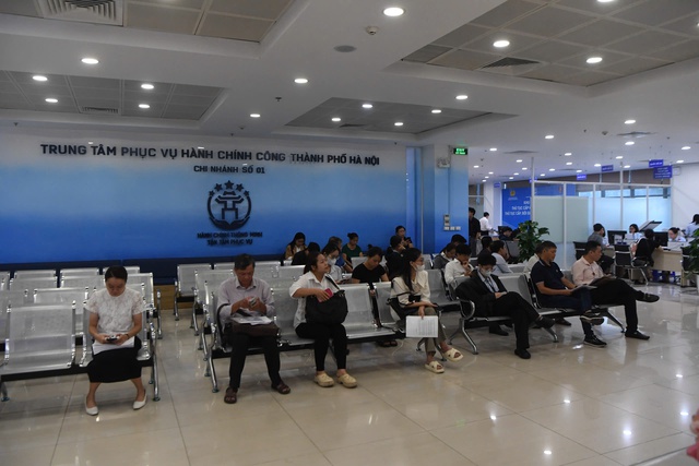 Người dân Hà Nội làm thủ tục thuận tiện trong ngày đầu vận hành chính quyền 2 cấp - Ảnh 10. Người dân Hà Nội làm thủ tục thuận tiện trong ngày đầu vận hành chính quyền 2 cấp - Ảnh 10.
