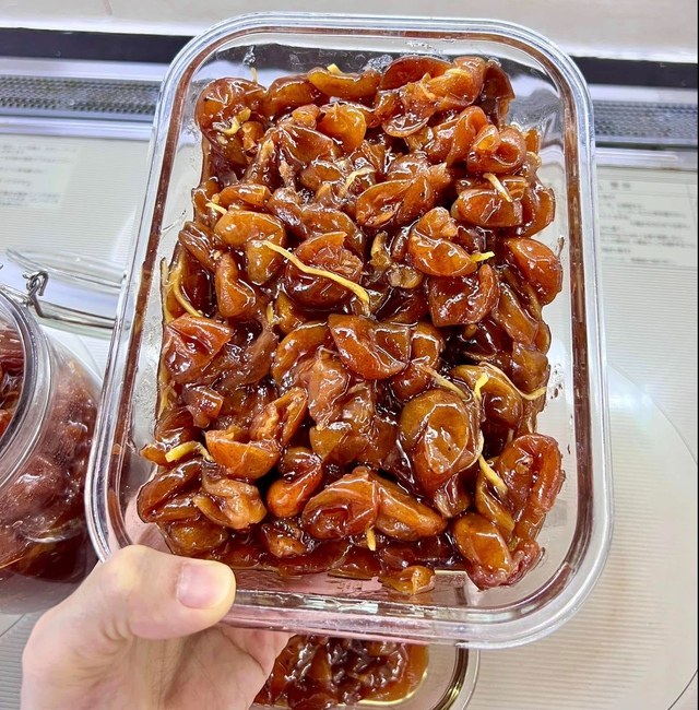 Chị em đua nhau mua quất hồng bì giá rẻ, chỉ từ 15.000 đồng/kg để ngâm trị ho và ăn được vài tháng- Ảnh 7. Chị em đua nhau mua quất hồng bì giá rẻ, chỉ từ 15.000 đồng/kg để ngâm trị ho và ăn được vài tháng- Ảnh 7.