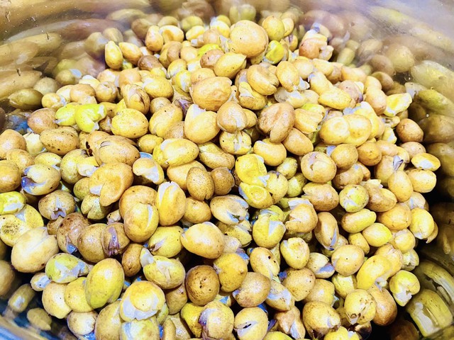 Chị em đua nhau mua quất hồng bì giá rẻ, chỉ từ 15.000 đồng/kg để ngâm trị ho và ăn được vài tháng- Ảnh 4. Chị em đua nhau mua quất hồng bì giá rẻ, chỉ từ 15.000 đồng/kg để ngâm trị ho và ăn được vài tháng- Ảnh 4.