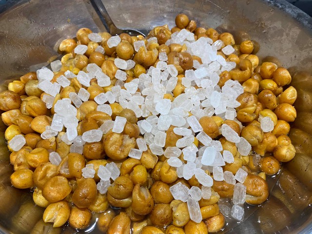Chị em đua nhau mua quất hồng bì giá rẻ, chỉ từ 15.000 đồng/kg để ngâm trị ho và ăn được vài tháng- Ảnh 5. Chị em đua nhau mua quất hồng bì giá rẻ, chỉ từ 15.000 đồng/kg để ngâm trị ho và ăn được vài tháng- Ảnh 5.