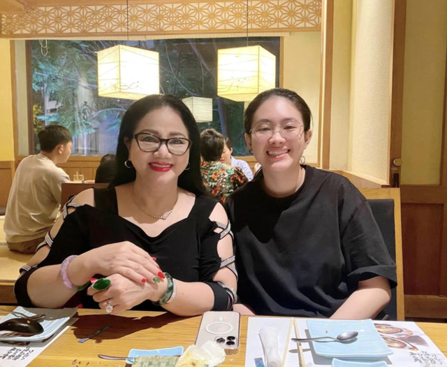 'Nữ hoàng nhạc rock' Ngọc Ánh: Nhiều năm làm mẹ đơn thân, không dám nghỉ hưu dù đã đi hát 40 năm - Ảnh 3. 'Nữ hoàng nhạc rock' Ngọc Ánh: Nhiều năm làm mẹ đơn thân, không dám nghỉ hưu dù đã đi hát 40 năm - Ảnh 3.
