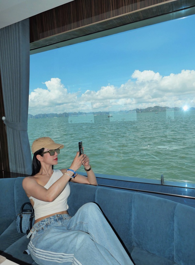 Thời trang đi biển 'gây sốt' của bà mẹ 2 con Diệp Lâm Anh
- Ảnh 4. Thời trang đi biển 'gây sốt' của bà mẹ 2 con Diệp Lâm Anh
- Ảnh 4.