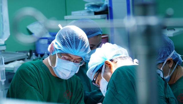 Người phụ nữ nhập viện vì sỏi lớn gây tắc mật và thoát vị thành bụng từ dấu hiệu nhiều người Việt bỏ qua - Ảnh 2.