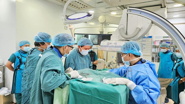 Người đàn ông 44 tuổi ở TPHCM ngưng tim lúc nửa đêm, thoát chết nhờ vợ nhanh trí làm việc này - Ảnh 2. Người đàn ông 44 tuổi ở TPHCM ngưng tim lúc nửa đêm, thoát chết nhờ vợ nhanh trí làm việc này - Ảnh 2.