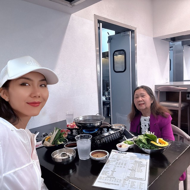 Siêu mẫu Việt từng 'liều lĩnh' lấy chồng nhưng không biết bố mẹ chồng, giờ đoàn tụ cùng mẹ đẻ ở Mỹ, cuộc sống biến động ra sao?- Ảnh 2.