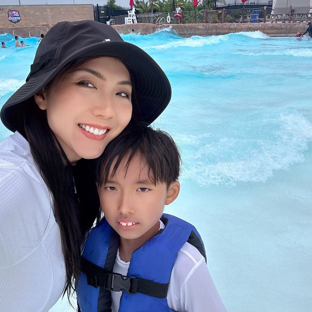Siêu mẫu Việt từng 'liều lĩnh' lấy chồng nhưng không biết bố mẹ chồng, giờ đoàn tụ cùng mẹ đẻ ở Mỹ, cuộc sống biến động ra sao?- Ảnh 6.
