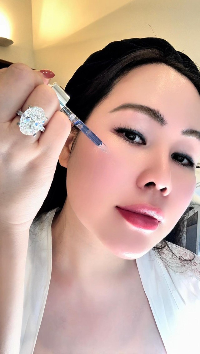 Hạn chế chiều cao nhưng nữ phụ 'Thương nhớ ở ai' có làn da đẹp không tuổi vì lý do này?- Ảnh 6. Hạn chế chiều cao nhưng nữ phụ 'Thương nhớ ở ai' có làn da đẹp không tuổi vì lý do này?- Ảnh 6.