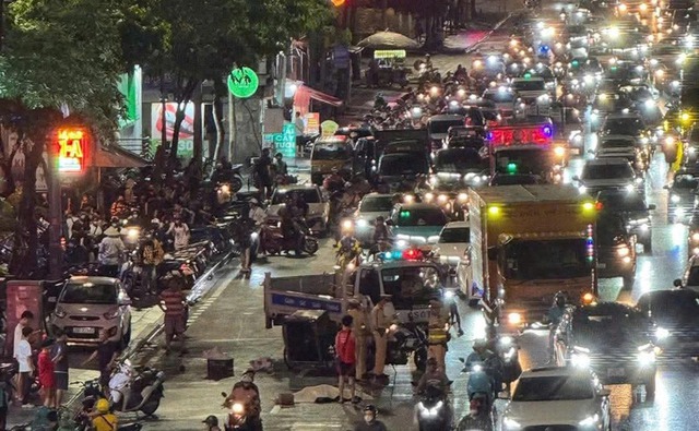 Hà Nội: Cô gái trẻ tử vong thương tâm sau va chạm với xe khách trên đường Trần Phú - Ảnh 2. Hà Nội: Cô gái trẻ tử vong thương tâm sau va chạm với xe khách trên đường Trần Phú - Ảnh 2.